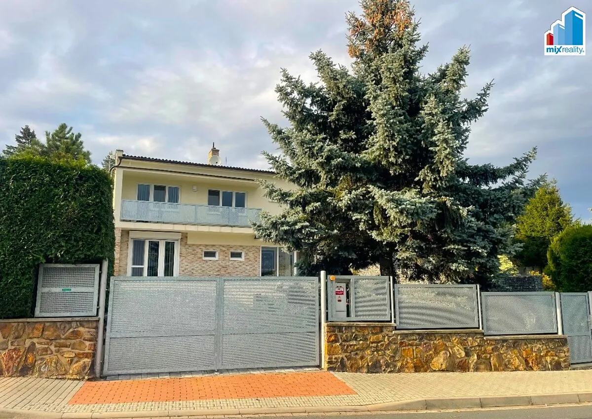 Prodej rodinného domu 261 m², pozemek 806 m²